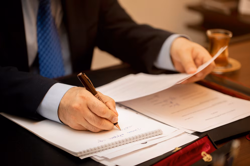empresario firmando documentos importantes contrato 114579 12133
